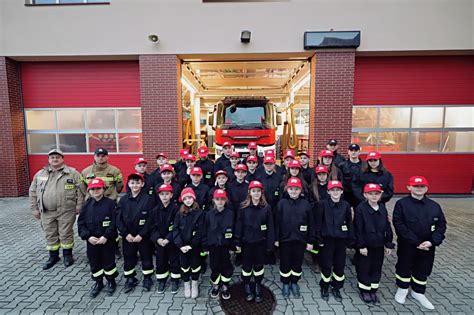 Zdjęcie grupy młodych strażaków z Młodzieżowej Drużyny Pożarniczej.