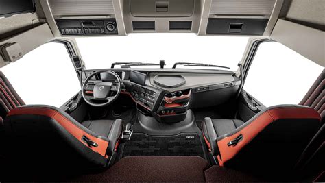 wnętrze kabiny strażackiego samochodu Volvo z widokiem na ergonomiczne miejsce kierowcy