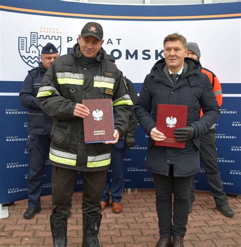 Zestawienie ikon aplikacji mobilnych dla służb ratowniczych na tle mapy