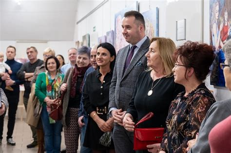 Portret Marioli Mazgaj podczas wernisażu jej wystawy, z książkami dla dzieci z jej ilustracjami