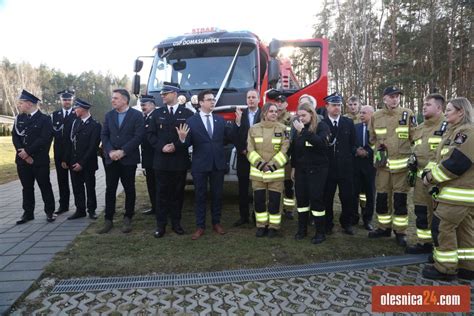 Grupa strażaków ochotników w mundurach podczas ćwiczeń terenowych