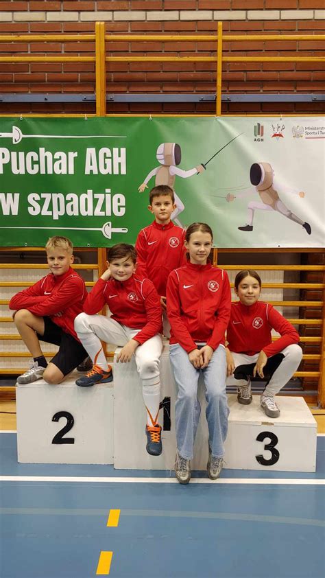 Zdjęcie z zawodów sportowych strażaków (np. kolarstwo, pływanie lub futsal)