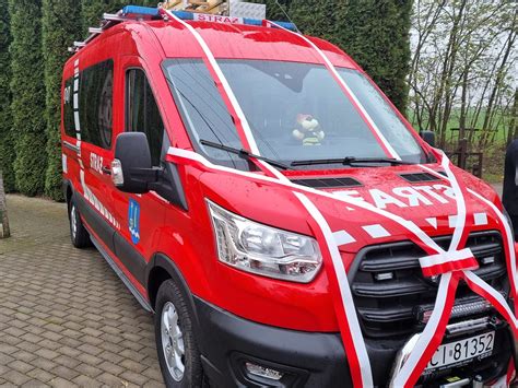 zdjęcie lekkiego samochodu ratowniczo-gaśniczego Volkswagen Craft przed remizą OSP Kalinku