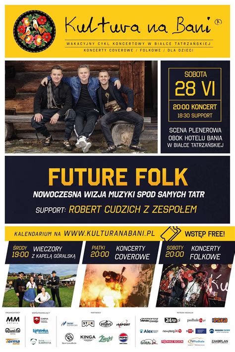 scena festiwalu folk z występującym zespołem lub tancerkami