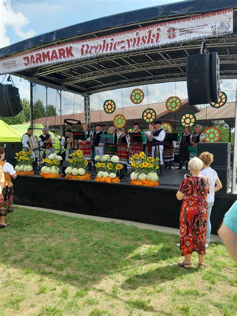stoiska z rękodziełem i lokalnymi produktami na festiwalu