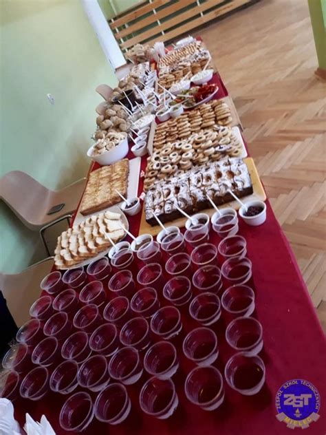 stół z różnorodnymi potrawami regionalnymi z konkursu