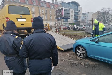 Zdjęcie przedstawiające wraki samochodów na placu dawnej strażnicy w Śremie