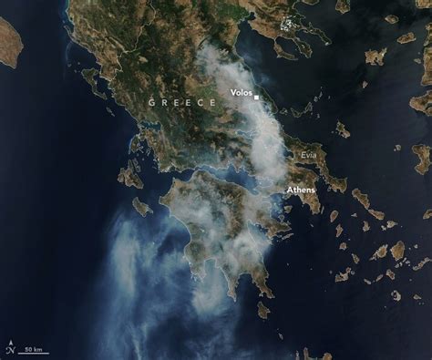 Zdjęcie satelitarne dymu z pożarów w Grecji widocznego z kosmosu