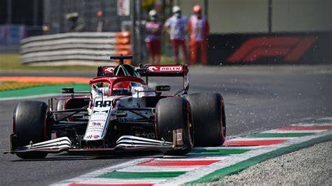 Robert Kubica w bolidzie Formuły 1 na torze
