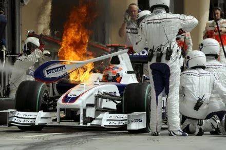 Płonący bolid Roberta Kubicy Williamsa na torze Spa-Francorchamps
