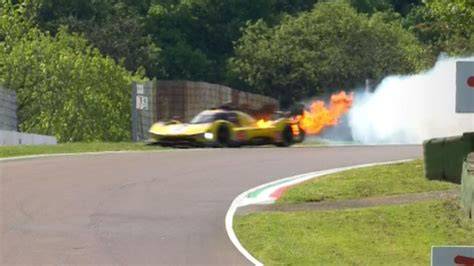 Samochód Roberta Kubicy Ferrari 499P w płomieniach na torze Imola