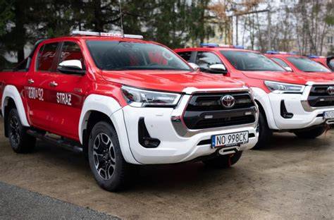 nowe pick-upy Toyota Hilux 4x4 dla straży pożarnej