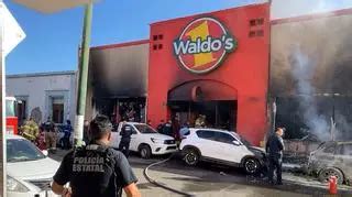 Zdjęcie zniszczonego sklepu Waldo po pożarze w Hermosillo