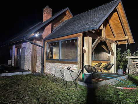 Zgliszcza domku letniskowego po pożarze w Budach