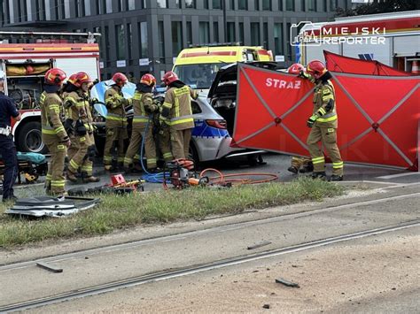 Zdjęcie strażaków przeprowadzających akcję ratunkową w szpitalu, z noworodkami