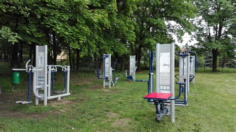Zdjęcie plenerowej siłowni przy siedzibie OSP Gdów