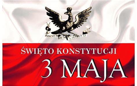 zdjęcie orkiestry dętej maszerującej w paradzie z okazji Święta Konstytucji 3 Maja w Zelowie