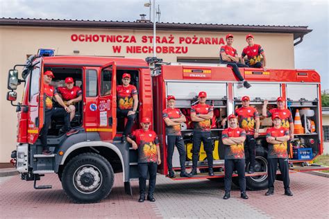 Zdjęcie drużyny OSP Niechobrz z medalami/pucharem z zawodów CTIF