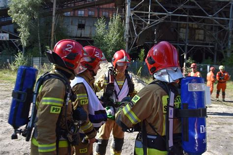 Ilustracja przedstawiająca strażaków w akcji ratowniczej, symbolizująca zapobieganie zagrożeniom.