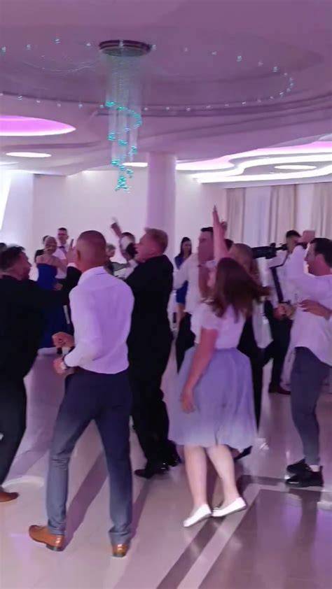 DJ na weselu, roztańczony parkiet z gośćmi