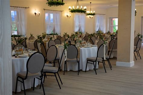 Elegancka sala weselna z udekorowanymi stołami na Podkarpaciu