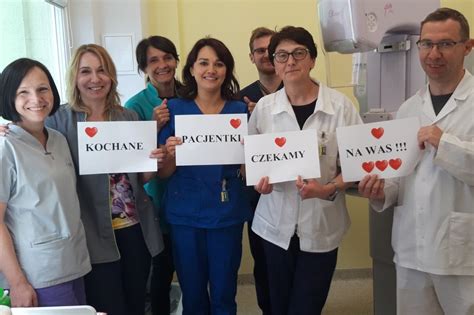 Zdjęcie przedstawiające mobilny punkt badań mammograficznych lub budynek Gminnego Ośrodka Kultury w Chełmie Śląskim