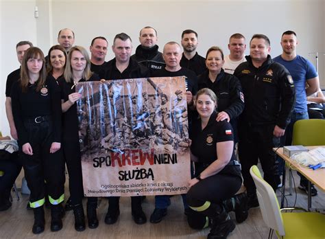 Zdjęcie strażaków biorących udział w akcji krwiodawstwa