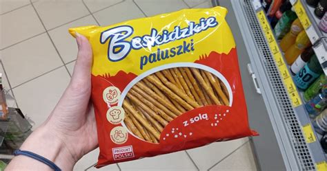 Zdjęcie paluszków Beskidzkich w sklepie lub w ręku konsumenta na znak solidarności