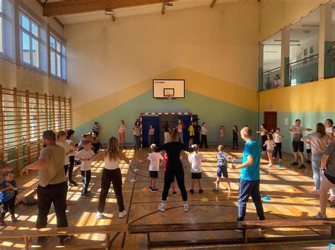 Zdjęcie starej, drewnianej willi w stylu witkiewiczowskim w Żarkach Letnisku