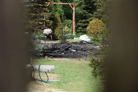 Miejsce pożaru domku letniskowego w Wilczkowicach Dolnych, widok na pogorzelisko