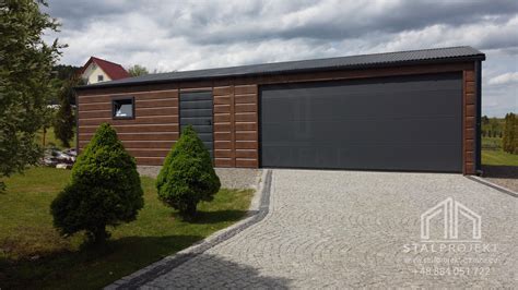 Zbliżenie na bazę Strażaka Sama z otwartą bramą i wysuwanym wysięgnikiem.