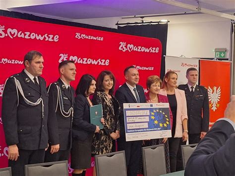 Zdjęcie z ceremonii podpisywania umowy dofinansowania na nowy wóz bojowy dla OSP Dęby Szlacheckie
