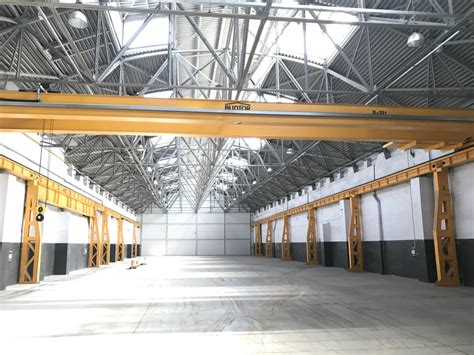 zdjęcie przedstawiające uszkodzoną przez pożar halę produkcyjną