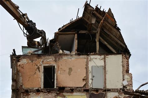 Photo of the extensively damaged residential building in Ząbki after the fire, showing the destroyed roof and upper floors.