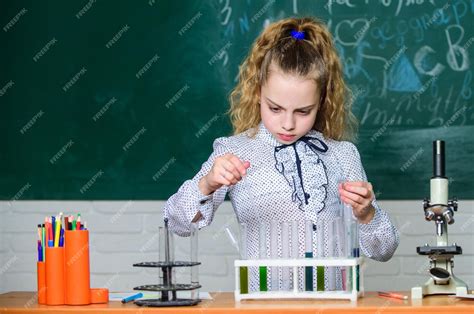dzieci eksperymentujące w laboratorium podczas warsztatów