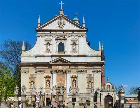 Fasada Kościoła Świętych Piotra i Pawła w Krakowie, prezentująca barokowy styl architektoniczny