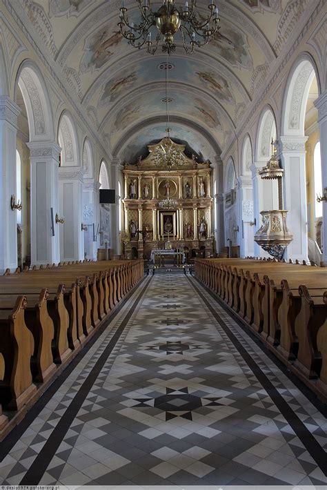 Wnętrze Kościoła Świętych Piotra i Pawła z ołtarzem głównym i stiukowymi dekoracjami