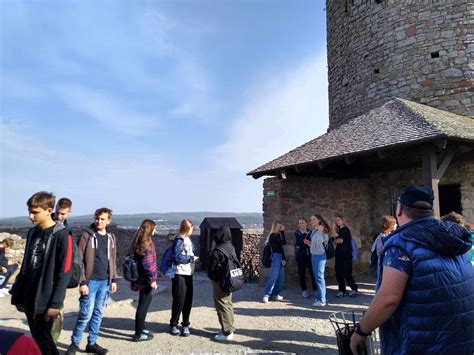 uczniowie podczas wycieczki w Góry Świętokrzyskie