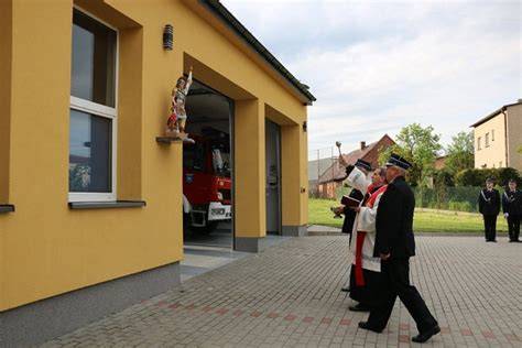Zdjęcie remizy OSP w Przyłęku oraz figury św. Floriana