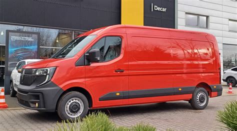 Strażacy gaszący płonący samochód dostawczy Renault Master na poboczu drogi ekspresowej S7 w miejscowości Wrzosy