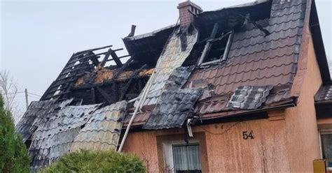 Zniszczony po pożarze dach domu jednorodzinnego