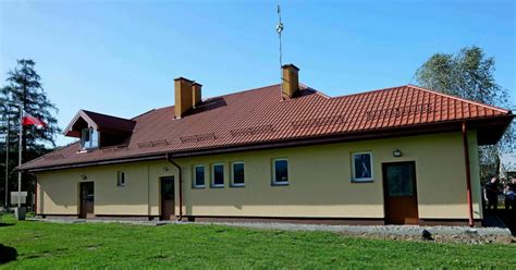 Zdjęcie nowoczesnego budynku Wiejskiego Domu Kultury z remizą strażacką