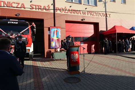Ceremonia poświęcenia i chrztu nowego wozu strażackiego z udziałem matki chrzestnej i duchowieństwa