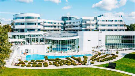 Zdjęcie hotelu Mandarin Oriental z widocznymi kłębami dymu
