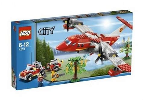 Szczegółowe zdjęcie samolotu strażackiego, samochodu terenowego i figurek strażaków z zestawu LEGO City 4209