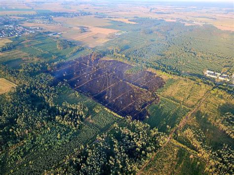 Zniszczona hala fabryczna po pożarze, widok z lotu ptaka