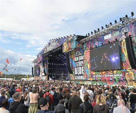 Zdjęcie tłumu na koncercie podczas Pol'and'Rock Festival, widać rozgrzanych ludzi