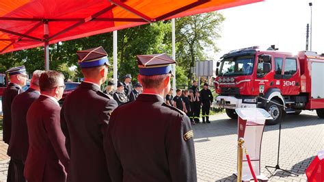 zdjęcie przedstawiające nowy samochód OSP Połomia zrobione podczas uroczystości