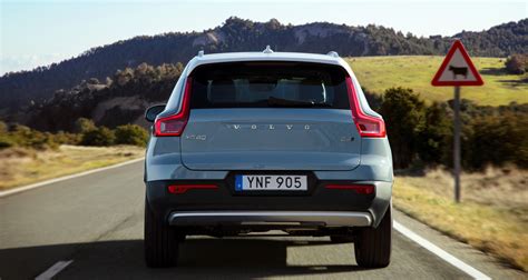 zbliżenie na detale nowego samochodu Volvo, takie jak pompa lub zraszacze