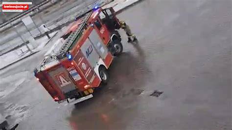 Wóz strażacki przed nowoczesną remizą